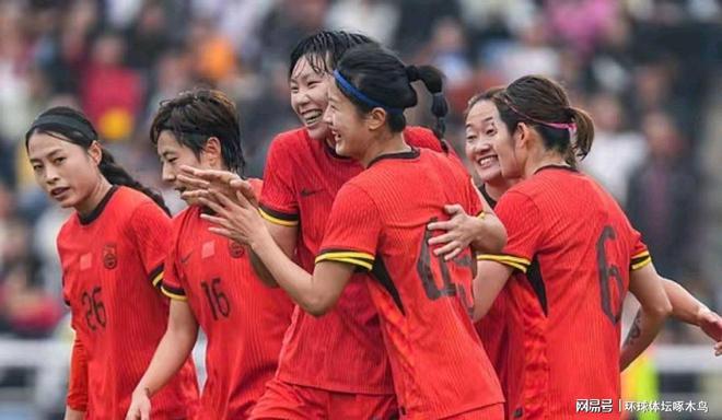 我国女足球员团结协作，成功挑战对手